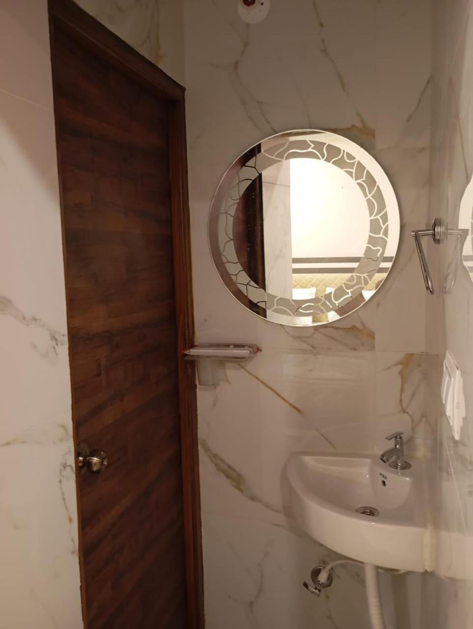Aadya Inn New Luxury Hotel Tirupati Exteriör bild