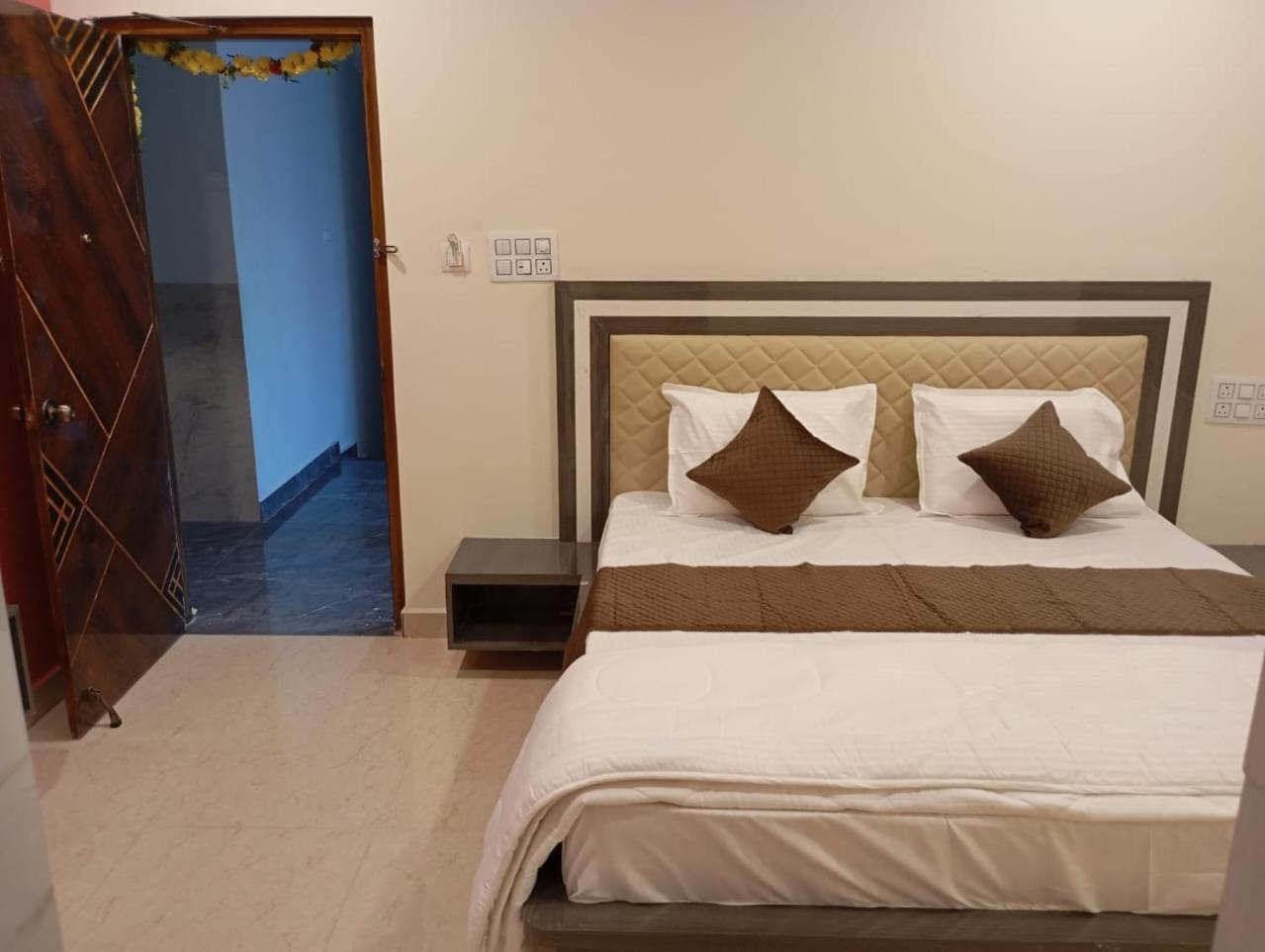 Aadya Inn New Luxury Hotel Tirupati Exteriör bild